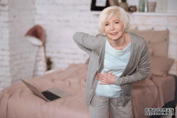 女性多少岁才会进入更年期？若身体出现4个异常