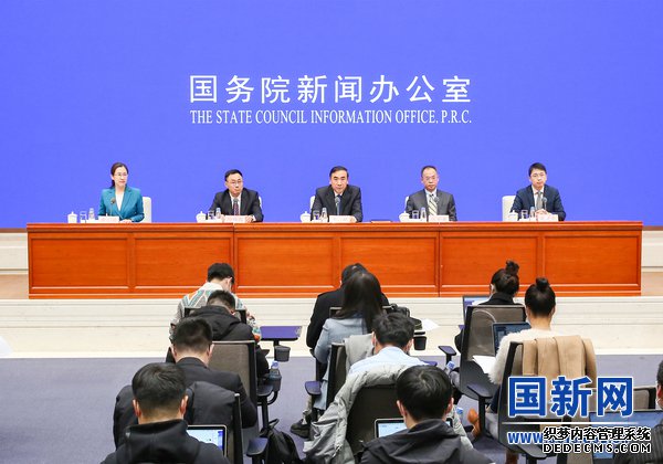国务院新闻办就推进健康扶贫和医保扶贫、确保
