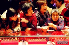 国际黄金价格回落，300吨亏损额高达137亿