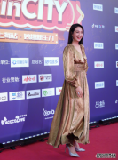 朱丹真是俩娃辣妈？穿金色连衣裙华丽高