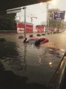 大雨中奶奶欲背孙女�水回家 城管见状立