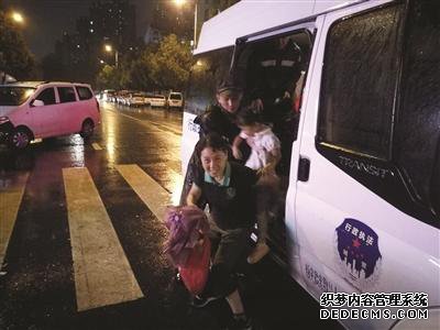 大雨中奶奶欲背孙女�水回家 城管见状立即开车