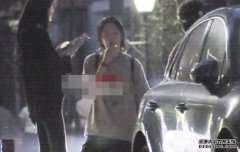 窦靖童罕见露面，路边吸烟吞云吐雾