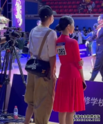 文章马伊琍罕见同框，被偶遇陪12岁女儿