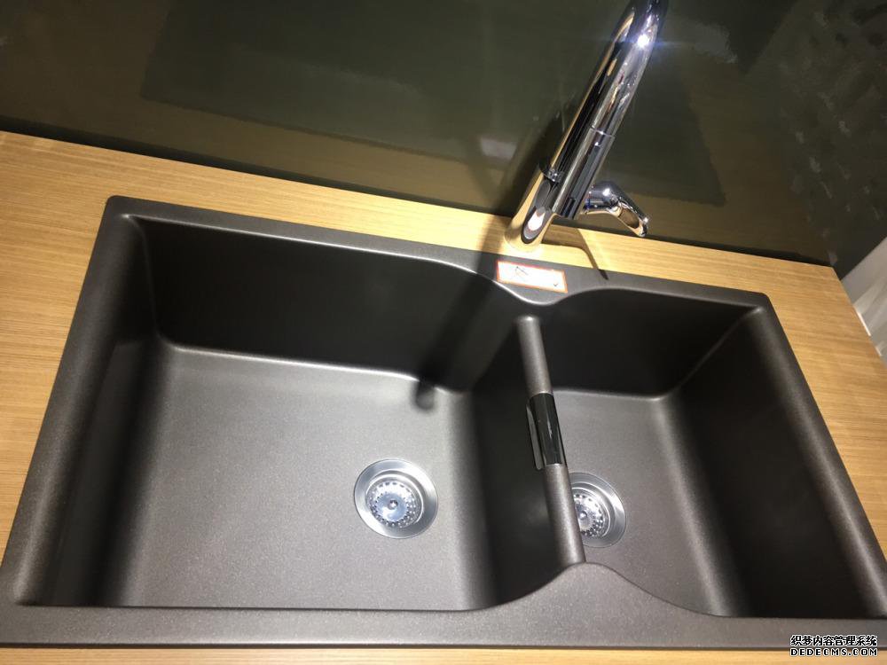 装修时因为穷才没选橱柜配件，想不到入住一年，越来越感到实用