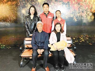 失散三十年 父女终聚首