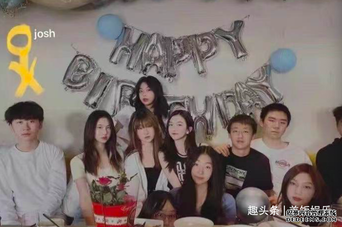 王菲现身聚会兴致高，和李嫣搭话烟酒不离手，对方态度冷淡无回应