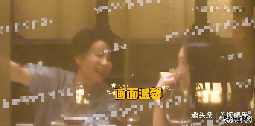 王菲现身聚会兴致高，和李嫣搭话烟酒不离手，对方态度冷淡无回应
