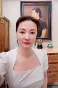 央视美女主持刘芳菲豪宅曝光，身后肖像