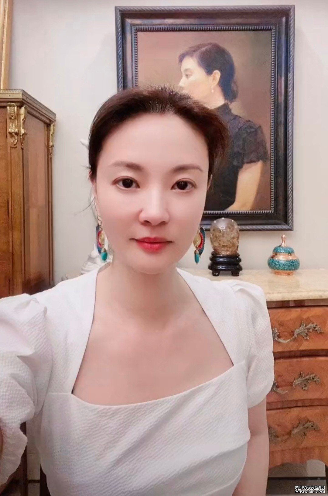 央视美女主持刘芳菲豪宅曝光，身后肖像画显眼，宝石摆件不一般