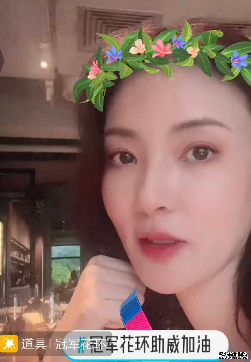 央视美女主持刘芳菲豪宅曝光，身后肖像画显眼，宝石摆件不一般