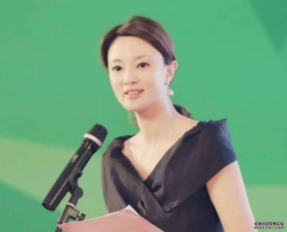 央视美女主持刘芳菲豪宅曝光，身后肖像画显眼，宝石摆件不一般