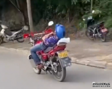 男子双手抱胸躺着骑车，还说自己“技术