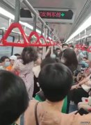 21岁女子与30岁女子在上海地铁口角后互殴