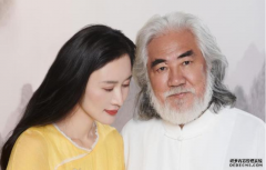 闹了乌龙 张纪中携家人打高尔夫 妻子小