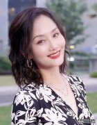 55岁李颖为母亲庆生，母女俩同框似姐妹