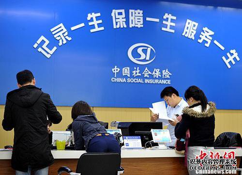 一辈子交五险一金退休能拿多少？这些数字让你惊呆