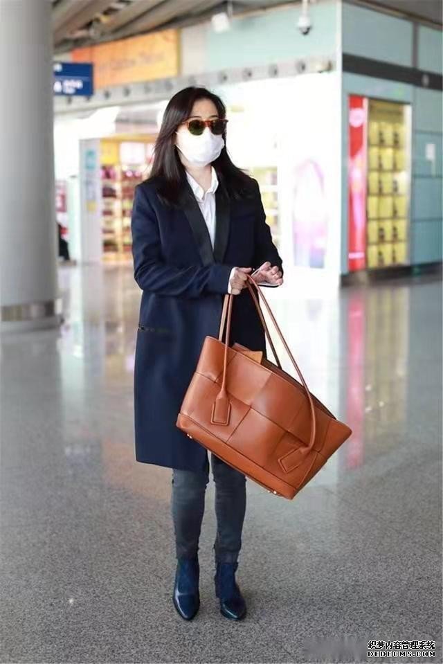 还是梅婷会打扮，长西装配短靴优雅高级，又是被她气质酸到的一天