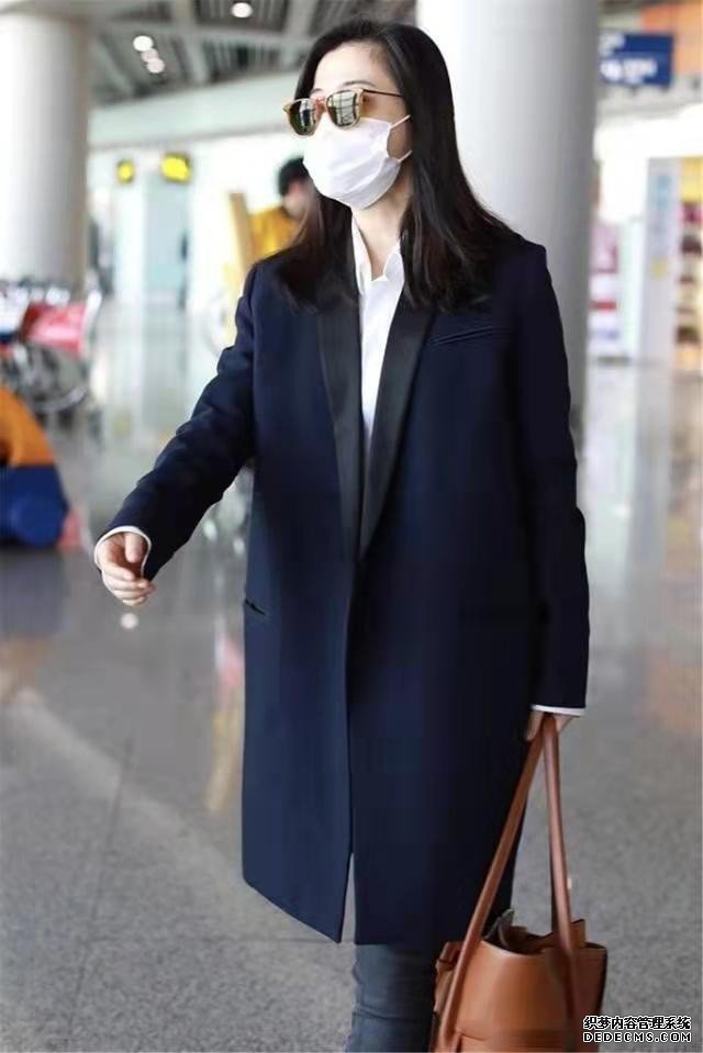 还是梅婷会打扮，长西装配短靴优雅高级，又是被她气质酸到的一天