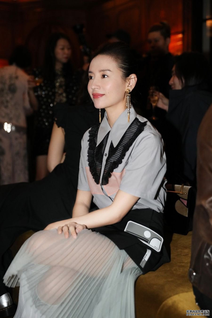 38岁董洁风韵犹存，纱裙配蕾丝袜尽显女人味，潘粤明后悔了吗？
