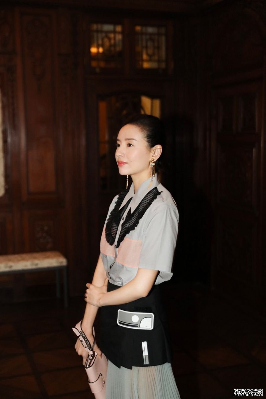 38岁董洁风韵犹存，纱裙配蕾丝袜尽显女人味，潘粤明后悔了吗？