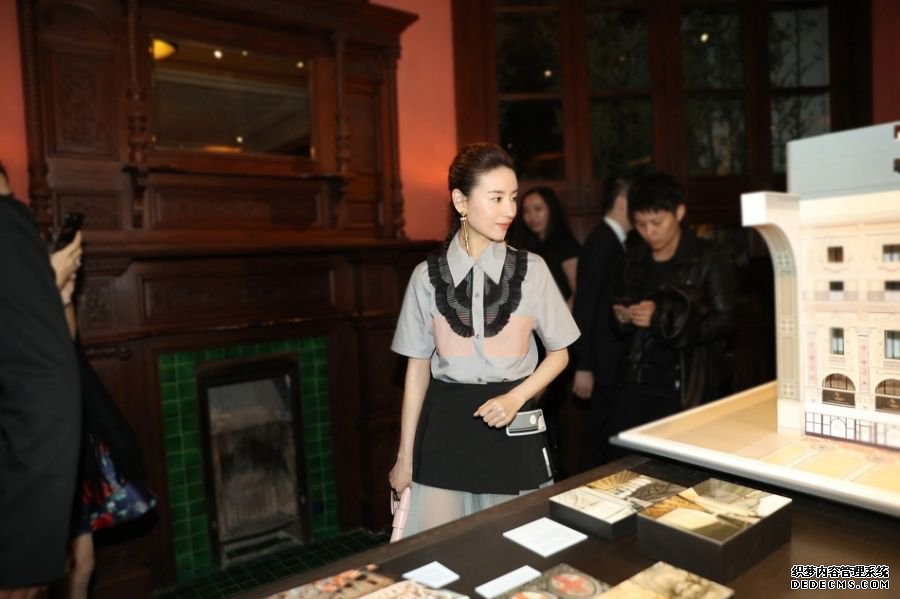38岁董洁风韵犹存，纱裙配蕾丝袜尽显女人味，潘粤明后悔了吗？