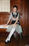 38岁董洁风韵犹存，纱裙配蕾丝袜尽显女