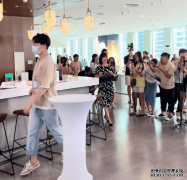 张庭短发现身上海，脸蛋红润被众人围观