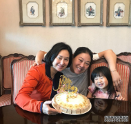 何超琼干女儿参加聚会，V领小黑裙暴露身