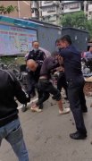 “摊贩不听劝阻城管踢翻核桃摊？”网传