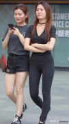 黑色套装时尚休闲，随性大方