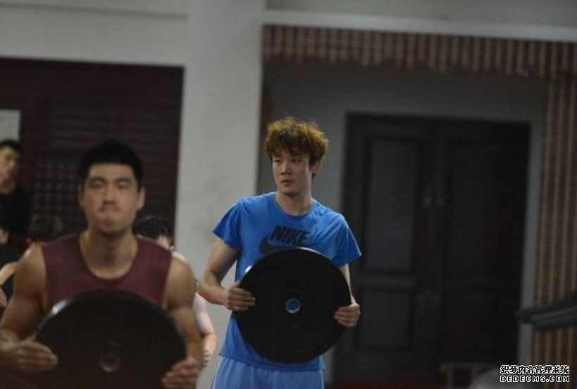 让队友放慢攻防节奏！新帅不满丁彦雨航的表现，为何不让其上场？