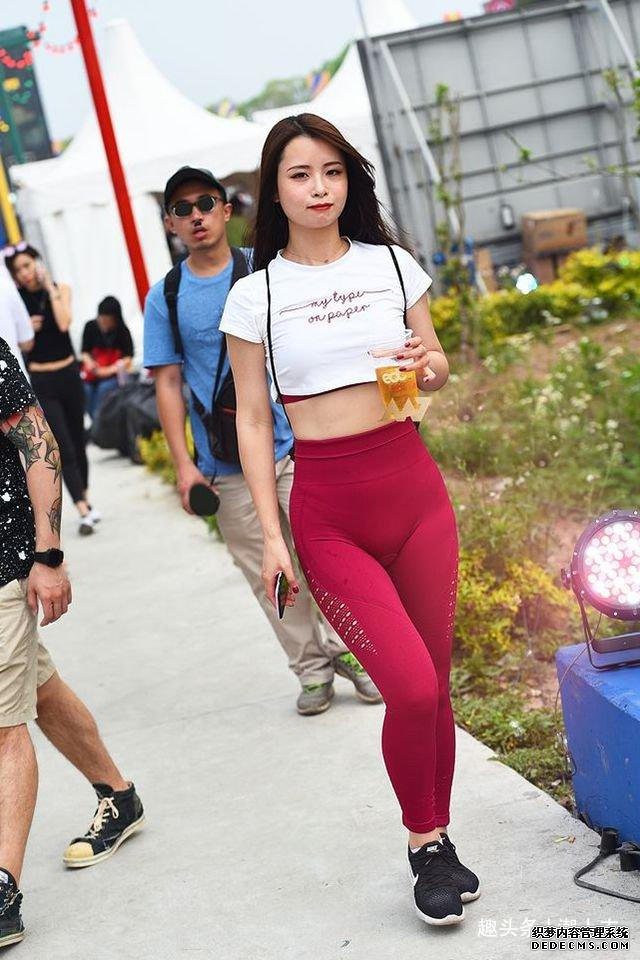 打底裤的穿着塑造清新温柔的女神范，穿出个性时尚风