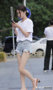 牛仔打底裤搭配时尚上衣，凸显青春活力
