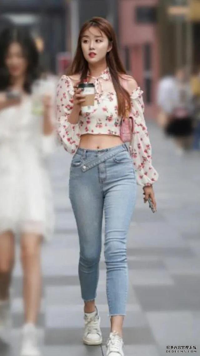 初秋短款的长袖衫搭配紧身九分长裤，这样搭配时髦吗？