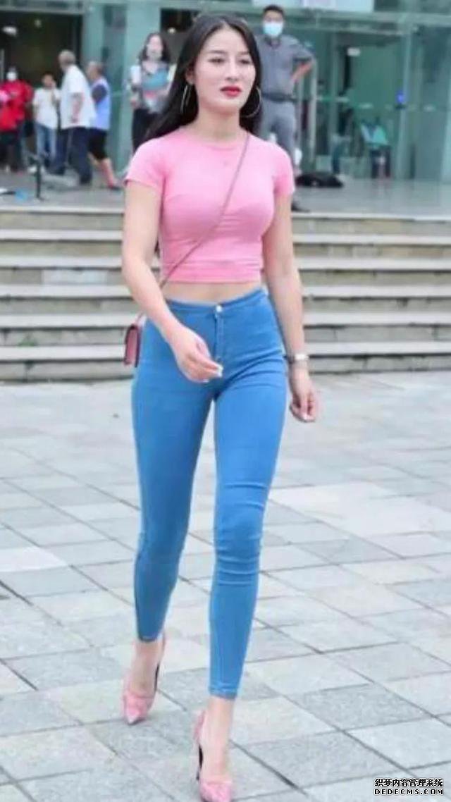 红色高腰圆领T恤，加上蓝色长牛仔裤，你喜欢这种色彩搭配吗？