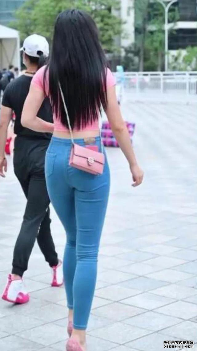 红色高腰圆领T恤，加上蓝色长牛仔裤，你喜欢这种色彩搭配吗？