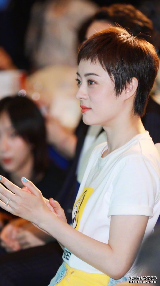 孙俪出席活动，卡通白T加超短裙，哪里像是有两个孩子的人