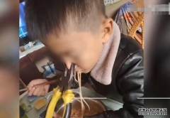 7岁男娃用钳子夹住鼻子吃螺蛳粉，妈妈憋