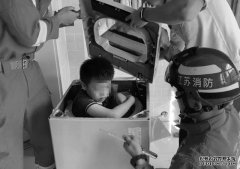 “熊孩子”钻洗衣机被卡 妈妈哭笑不得！