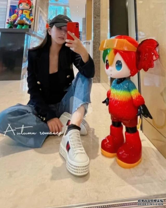 è¾£å¦èä¼ï¼é»å£ä¾ç¨èèçç¿åå½±ï¼ä¸äººä¸ä¼¼å­©å­å¦ï¼èº«åè±ªå®æ¢é