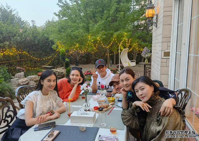 è¾£å¦èä¼ï¼é»å£ä¾ç¨èèçç¿åå½±ï¼ä¸äººä¸ä¼¼å­©å­å¦ï¼èº«åè±ªå®æ¢é