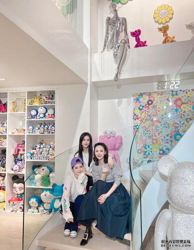 è¾£å¦èä¼ï¼é»å£ä¾ç¨èèçç¿åå½±ï¼ä¸äººä¸ä¼¼å­©å­å¦ï¼èº«åè±ªå®æ¢é