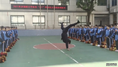 45岁校长给小学生表演“绝活”，孩子们