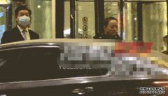 61岁宋丹丹聚餐被拍！穿着厚实棉衣不化