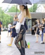 小姐姐穿黑色透视瑜伽裤，尽显女性魅力