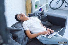 睡眠不足，过度疲劳损伤大脑