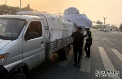 常德一小货车满载废旧泡沫超高违法被交