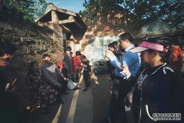 同样被“围拍”，为何大衣哥越来越火，而拉面哥却走下神坛？