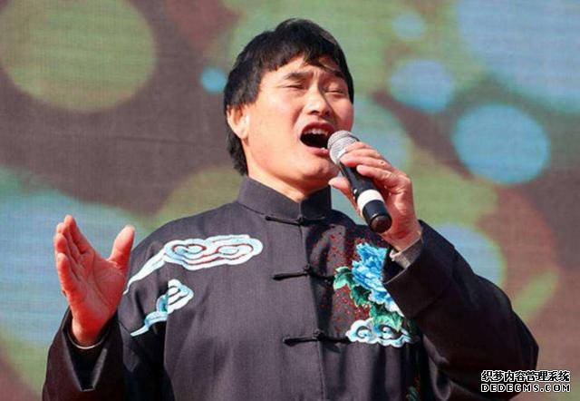 同样被“围拍”，为何大衣哥越来越火，而拉面哥却走下神坛？